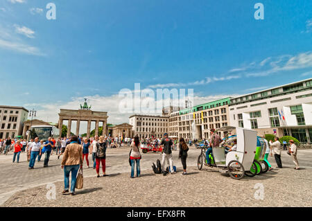 Berlino, Germania - Giugno 8, 2013: turisti nella porta di Brandeburgo e Pariser Platz a Berlino, Germania. Named Brandenburger Tor, Foto Stock