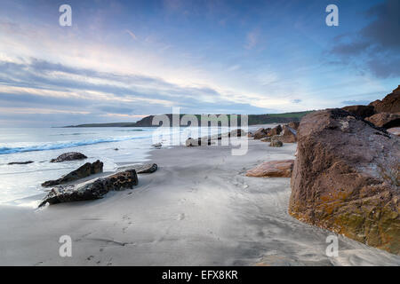La mattina presto a Pentewan Sands una grande spiaggia di sabbia sulla costa sud della Cornovaglia Foto Stock