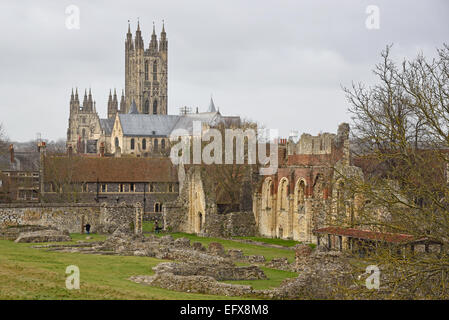 La Cattedrale di Canterbury con le rovine di St Augustine's Abbey in primo piano. A Canterbury Kent, Regno Unito Foto Stock