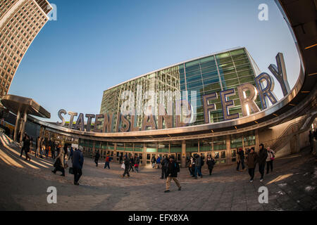 Pendolari entrare e lasciare la Staten Island Ferry Terminal in Lower Manhattan a New York visto su Venerdì, 6 febbraio 2015. (© Richard B. Levine) Foto Stock