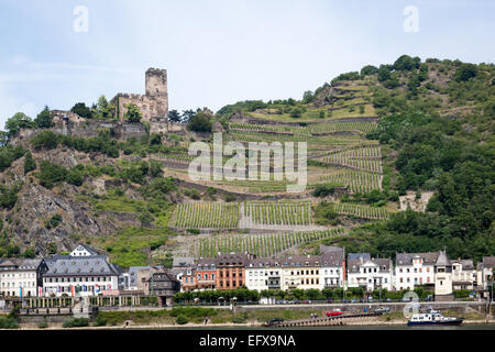 La città di Kaub situato sul fiume Reno, Germania con Gutenfels, noto anche come Caub, in background. Foto Stock