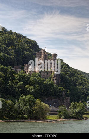 Il medievale castello Reichenstein sul fiume Reno nella Valle di Loreley in Germania. Foto Stock