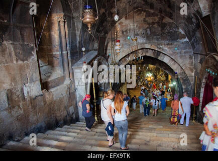 Gerusalemme/ISRAELE - 20 settembre 2014: la gente camminare giù per le scale del tempio maria grotta. 20 settembre 2014 Gerusalemme. Foto Stock