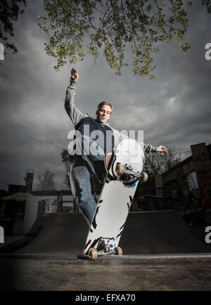 Lo skateboard su mini rampa insalata, smerigliare, Berlino, Germania Foto Stock