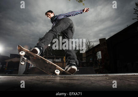 Lo skateboard su mini rampa, 5-0 molare a fakie, Berlino, Germania Foto Stock