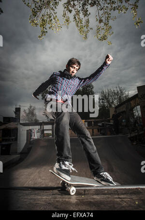 Lo skateboard su mini rampa, Smith grind, Berlino, Germania Foto Stock