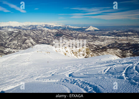 Il free ride piste da sci sul pendio nevoso. Shot prelevate al di sopra delle Alpi italiane. Vecchia Stazione sciistica ora utilizzato per sci di fondo. Foto Stock