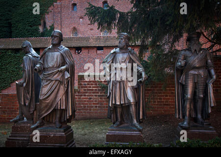 Le figure del teutonico Grand Masters dal monumento di Federico il Grande secondo Rudolf Simering del design. Foto Stock