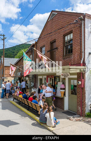 Turisti al di fuori di un ristorante e gelateria nel centro storico di harpers Ferry, West Virginia, USA Foto Stock