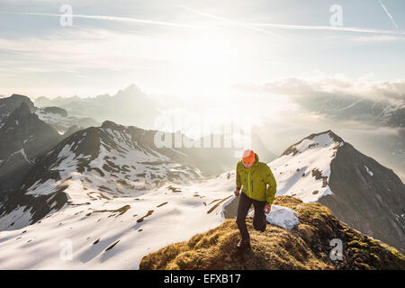 Giovane maschio trekker montagna sulla sommità del rilievo nelle Alpi Bavaresi, Oberstdorf, Baviera, Germania Foto Stock