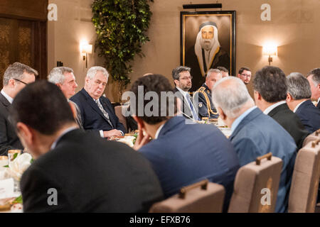 Il presidente ceco Zeman (nella foto il terzo da sinistra durante il pranzo) incontra il Re Abdullah II nel suo palazzo di Amman, Giordania, 2 febbraio 2015. Il re Abdullah ha elargito più alto stato giordano decorazione sul presidente ceco Zeman e presidente ceco ha presentato le Jordan King Abdullah II con il più alto stato di ceca award, l'ordine del Leone bianco per lottare contro i radicali islamici e di esprimere il nostro appoggio per lui nella lotta contro il terrorismo e il radicale islamico organizzazione. Zeman termina la sua visita ufficiale in Giordania di oggi. (CTK foto/David Tanecek) Foto Stock