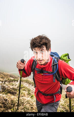 Ritratto di giovane montagna trekking nella nebbia, Alpi Bavaresi, Oberstdorf, Baviera, Germania Foto Stock
