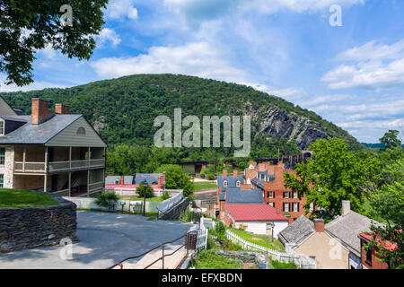 Vista sulla storica harpers Ferry verso il Maryland altezze con Harper House a sinistra, West Virginia, USA Foto Stock