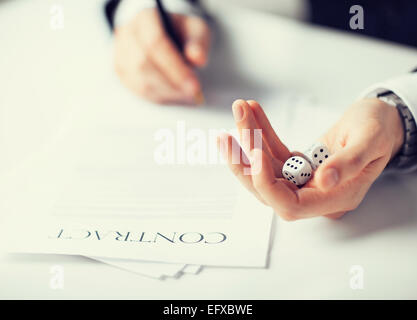 L'uomo le mani con il gioco d'azzardo plinti firma contratto Foto Stock