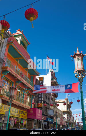 Le lanterne cinesi lampade stradali GRANT AVENUE Chinatown di San Francisco California USA Foto Stock