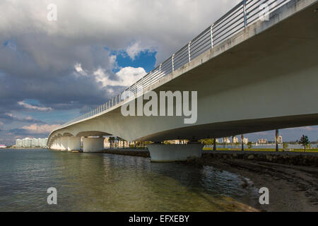 John Ringling Causeway o Ringling ponte sulla Baia di Sarasota da Sarasota a Lido Key in Florida Foto Stock