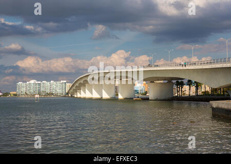 John Ringling Causeway o Ringling ponte sulla Baia di Sarasota da Sarasota a Lido Key in Florida Foto Stock