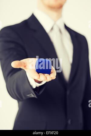 Uomo con confezione regalo in tuta Foto Stock