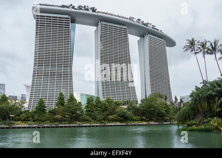 Singapore, Marina Bay Sands da giardini dalla baia Foto Stock