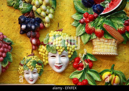 Bacco maschere e decorazioni di frutta Foto Stock