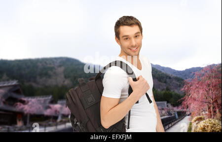 Felice giovane con zaino e prenota il viaggio Foto Stock