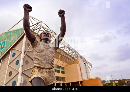 Una statua di ex Leeds' capitano Billy Bremner a Elland Road Stadium, casa di Leeds United Football Club. Foto Stock