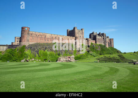 Il castello di Bamburgh; Northumberland, Regno Unito Foto Stock