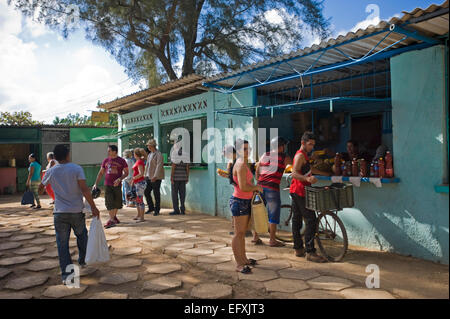 Vista orizzontale del principale mercato di frutta e verdura a Camaguey, Cuba. Foto Stock