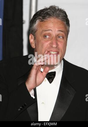File. Xi Febbraio, 2015. JON STEWART, l'host di Comedy Central è l'esposizione quotidiana, farà un passo verso il basso entro la fine di quest'anno. Il comico ha detto che era stato un privilegio assoluto' per sono stati al timone della mostra satirico dal 1999. Egli lascerà entro la fine di quest'anno. "Questo film non merita un anche leggermente inquieto host e non si può neppure, ' Stewart ha raccontato il suo pubblico martedì. 'L'esposizione quotidiana" ha vinto 20 premi Emmy. Nella foto - Sep 20, 2009 - Los Angeles, California, Stati Uniti - Talk Show Host Jon Stewart in Emmy Pressroom presso il Nokia Theater. © Paul Fenton/ZUMA filo/Alamy Live News Foto Stock