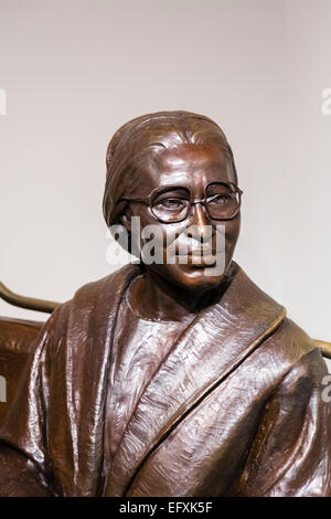 Scultura di Rosa Parks in Rosa Parks museo e biblioteca, Montgomery Street, Montgomery, Alabama, STATI UNITI D'AMERICA Foto Stock