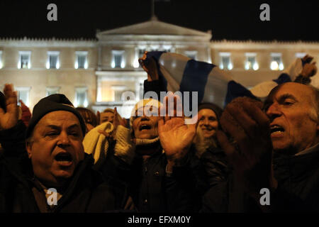 Atene, Grecia. Xi Febbraio, 2015. I Greci prendere parte ad una manifestazione davanti al parlamento greco nel centro di Atene, in Grecia, il 11 febbraio, 2015. Migliaia di Greci sono scesi in piazza qui e in altre grandi città il mercoledì a sostegno della nuova sinistra di governo a led mentre il ministro delle Finanze Yanis Varoufakis stava partecipando a una riunione dell'Eurogruppo a Bruxelles sul debito greco crisi. © Marios Lolos/Xinhua/Alamy Live News Foto Stock