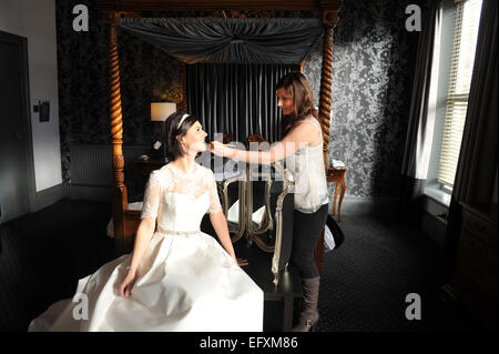 Una sposa si prepara per il suo giorno di nozze Modello rilasciato Foto Stock