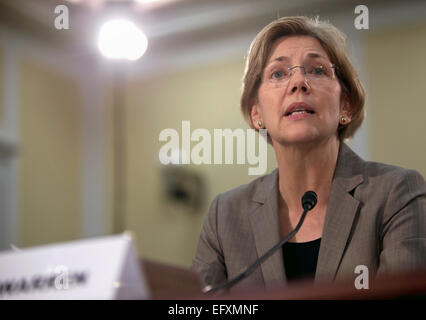 Il sig.ra Elizabeth Warren, assistente del presidente e consigliere speciale del segretario del Tesoro testimonia prima di testimoniare in la sottocommissione TARP, servizi finanziari e Bailouts pubblica e privata di programmi su Capitol Hill 24 Maggio 2011 a Washington, DC. Foto Stock