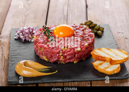 Tartare di manzo con capperi tuorlo e senape Foto Stock