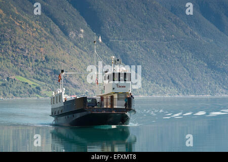 Traghetto per Solvorn Urnes, il più antico norvegese doga chiesa attraversando il fiordo, avvicinando harbour Solvorn Foto Stock