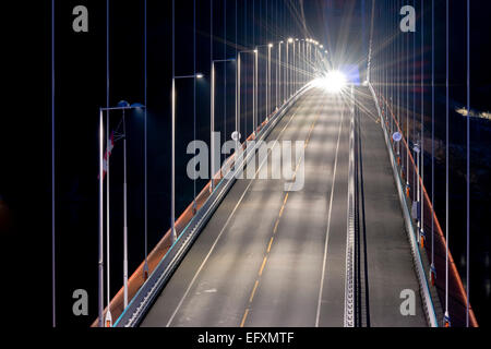 Hardanger bridge, di notte, sospensione ponte sopra il Eidfjord, una succursale dell'Hardangerfjord, vicino Brimnes, Hordaland, Norvegia Foto Stock