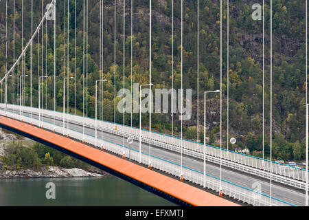 Hardanger ponte, ponte sospeso sulla Eidfjord, una succursale dell'Hardangerfjord, vicino Brimnes, Hordaland, Norvegia Foto Stock