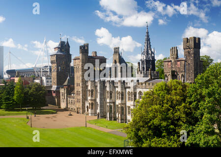 Il Castello di Cardiff vista da mantenere dei motivi, la Torre dell Orologio e dello skyline della città compresa Millennium Stadium Cardiff Wales UK Foto Stock