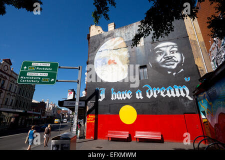 "Ho un sogno" Martin Luther King murale sulla bandiera Aborigena di sfondo sulla parete King Street Newtown interno periferia ovest di Sydney ne Foto Stock