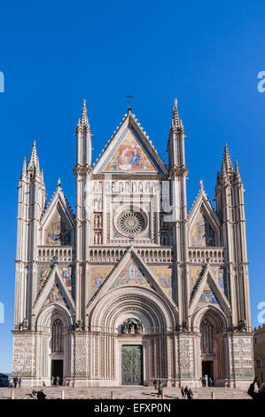 La splendida facciata del Duomo di Orvieto Foto Stock