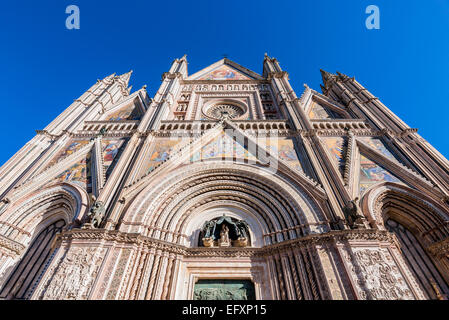 La splendida facciata del Duomo di Orvieto Foto Stock