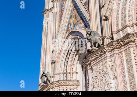 Particolare della facciata del Duomo di Orvieto Foto Stock