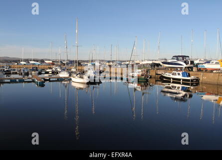 Barche nel porto di Tayport Fife Scozia Febbraio 2015 Foto Stock