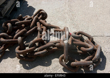 La catena di ferro sulla banchina Foto Stock