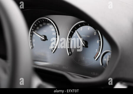 Immagine ravvicinata del cruscotto di un'auto. Foto Stock