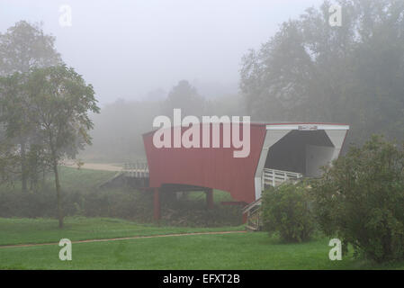 Madison County, Iowa: Cedro Ponte Coperto (1883) vicino a Winterset, nella nebbia Foto Stock