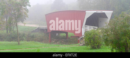 Madison County, Iowa: Cedro Ponte Coperto (1883) vicino a Winterset, nella nebbia Foto Stock