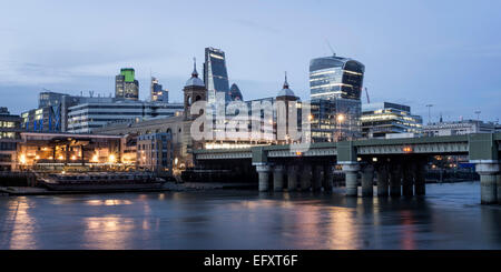 Città di Londra. Il quartiere finanziario edifici di uffici nella città di Londra, il Tamigi al crepuscolo Foto Stock