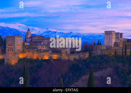 Alhambra, Sito Patrimonio Mondiale dell'UNESCO, della Sierra Nevada e la Alhambra al crepuscolo, Granada, Andalusia, Spagna Foto Stock