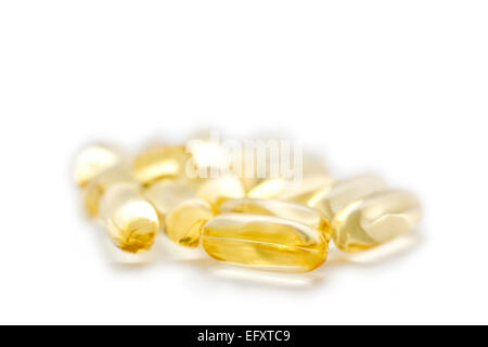 Omega 3 - 6 - 9 Aggiornamenti pillole su sfondo bianco. Acidi grassi sani dal pesce. Foto Stock